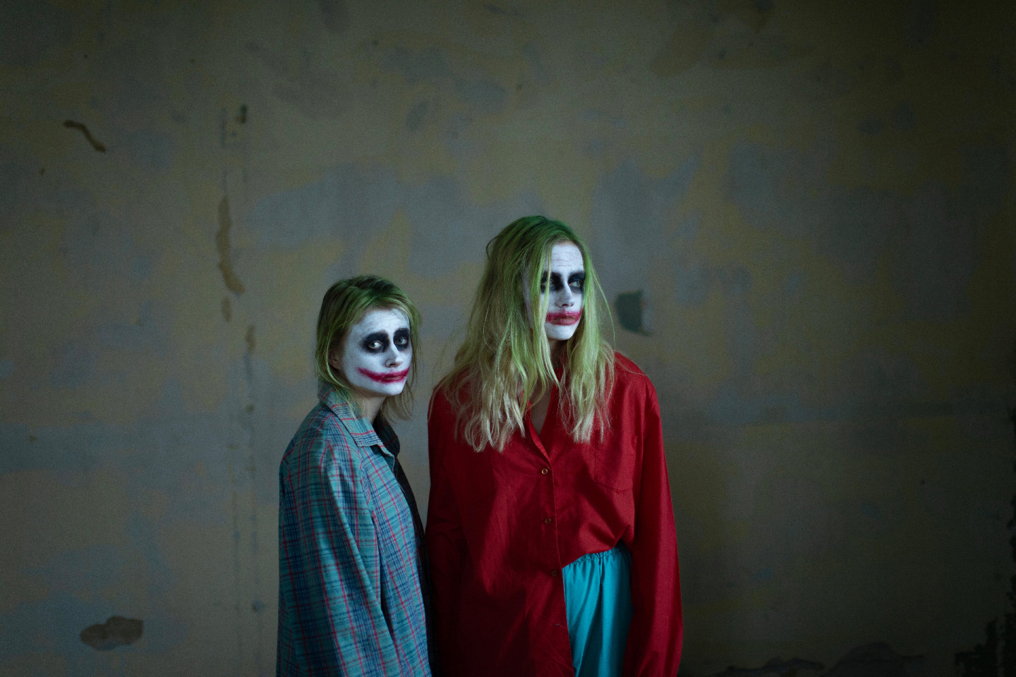 Maustetytöt puolikuvassa, kasvoilla klovnimaalaukset